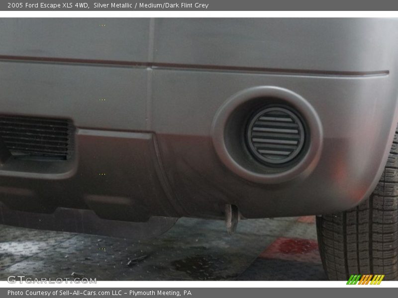 Silver Metallic / Medium/Dark Flint Grey 2005 Ford Escape XLS 4WD