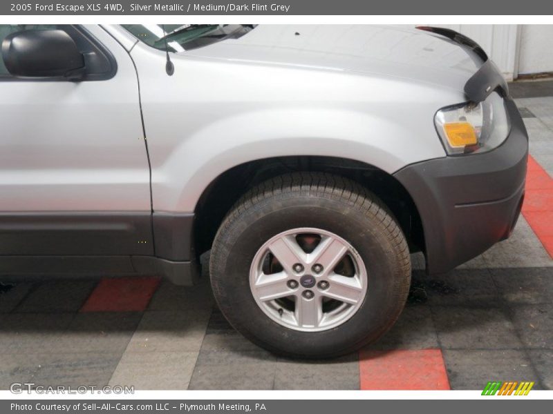 Silver Metallic / Medium/Dark Flint Grey 2005 Ford Escape XLS 4WD