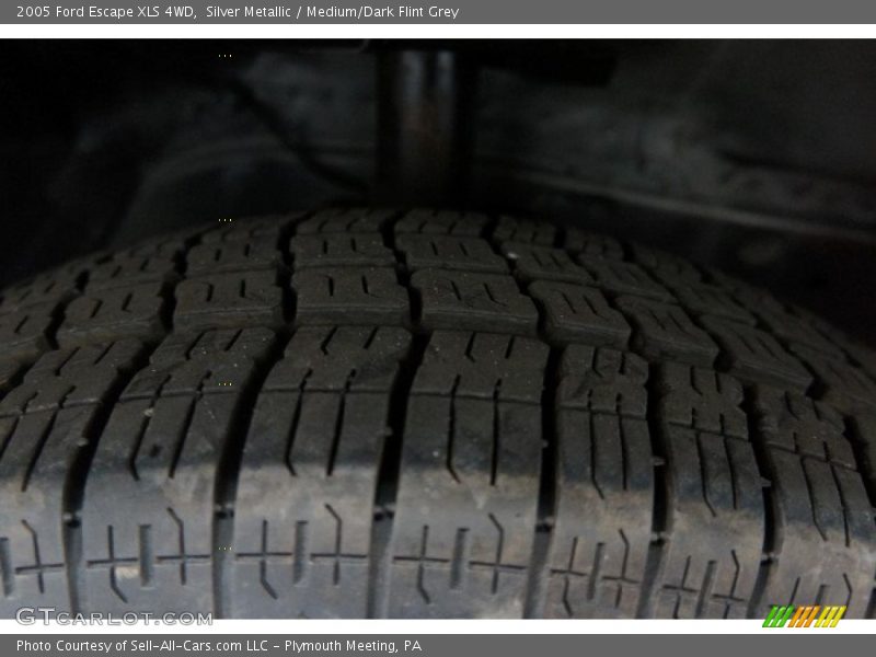 Silver Metallic / Medium/Dark Flint Grey 2005 Ford Escape XLS 4WD
