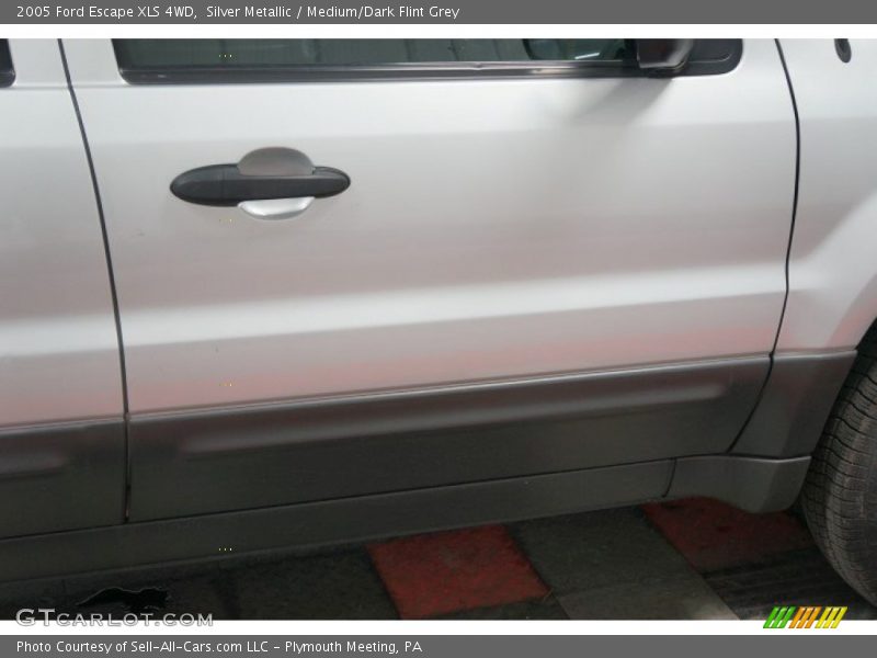Silver Metallic / Medium/Dark Flint Grey 2005 Ford Escape XLS 4WD