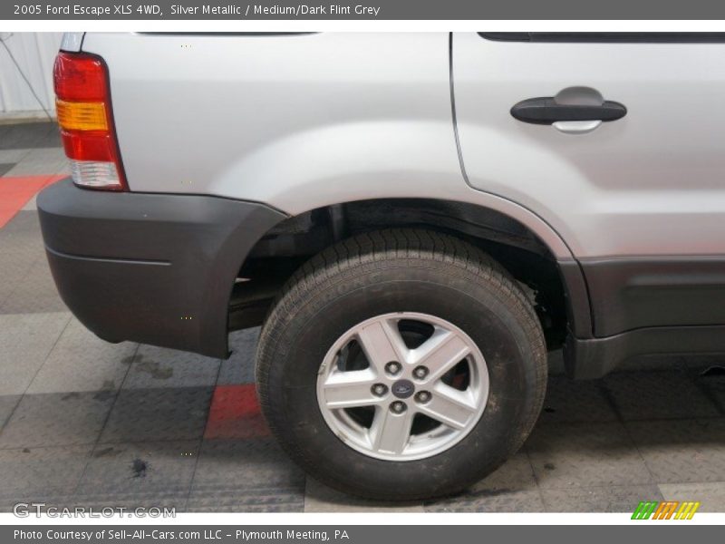 Silver Metallic / Medium/Dark Flint Grey 2005 Ford Escape XLS 4WD