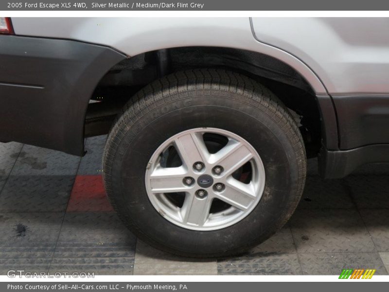 Silver Metallic / Medium/Dark Flint Grey 2005 Ford Escape XLS 4WD