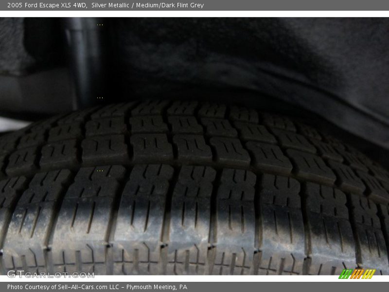 Silver Metallic / Medium/Dark Flint Grey 2005 Ford Escape XLS 4WD