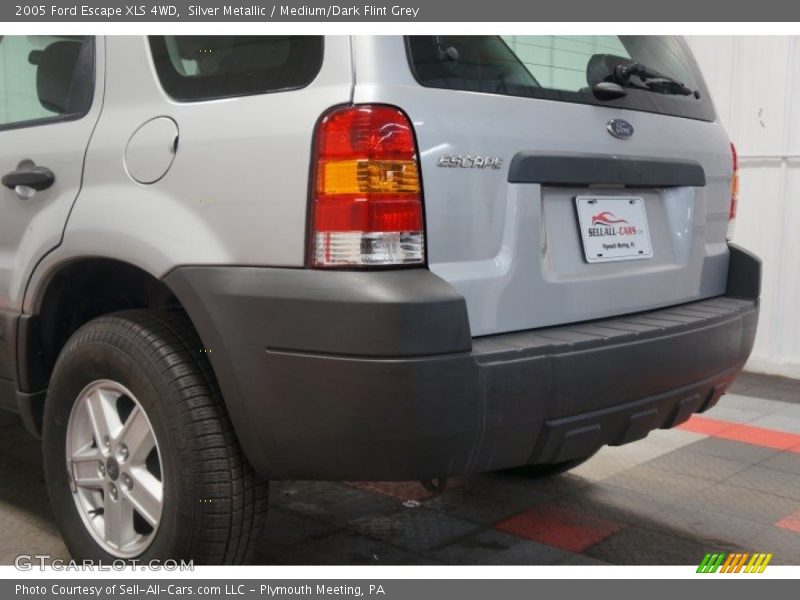 Silver Metallic / Medium/Dark Flint Grey 2005 Ford Escape XLS 4WD