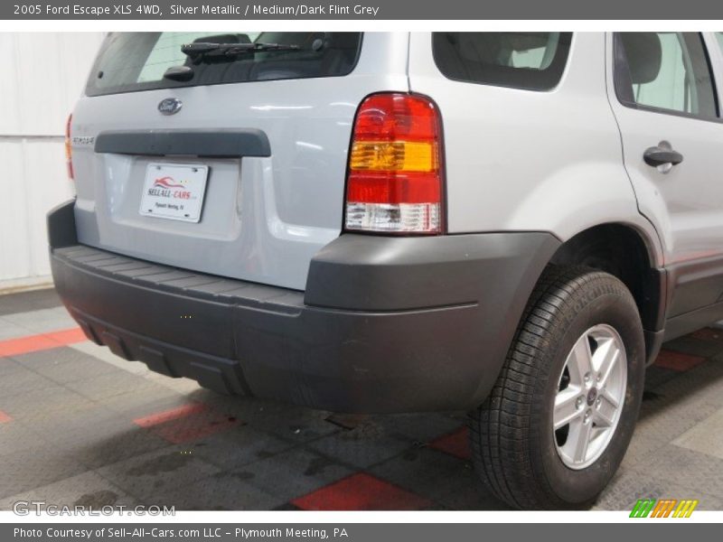 Silver Metallic / Medium/Dark Flint Grey 2005 Ford Escape XLS 4WD