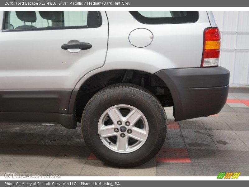 Silver Metallic / Medium/Dark Flint Grey 2005 Ford Escape XLS 4WD