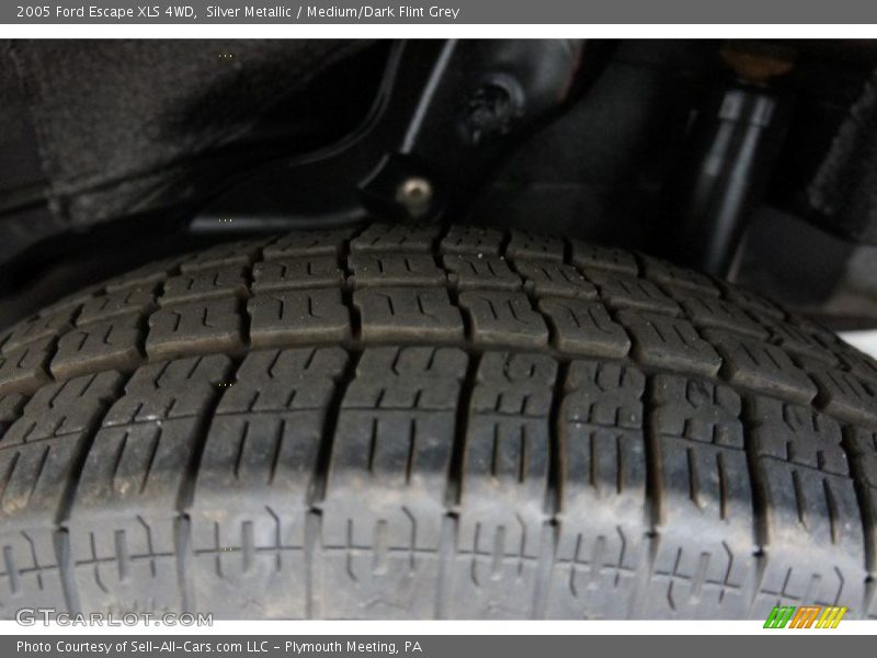 Silver Metallic / Medium/Dark Flint Grey 2005 Ford Escape XLS 4WD
