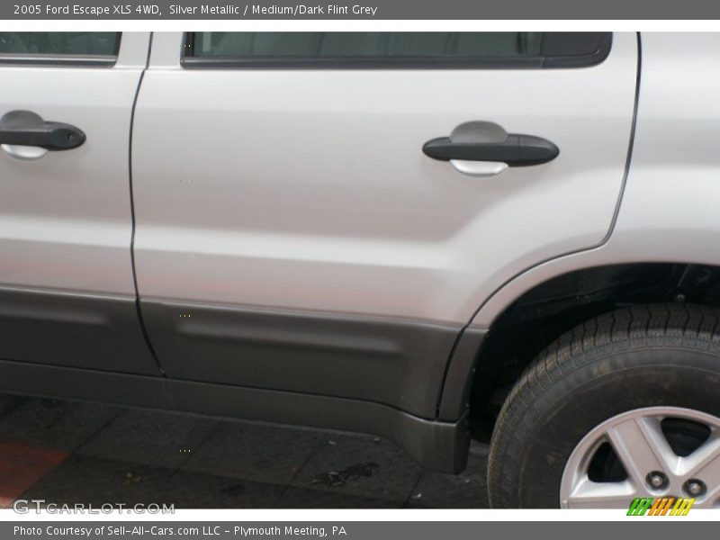 Silver Metallic / Medium/Dark Flint Grey 2005 Ford Escape XLS 4WD