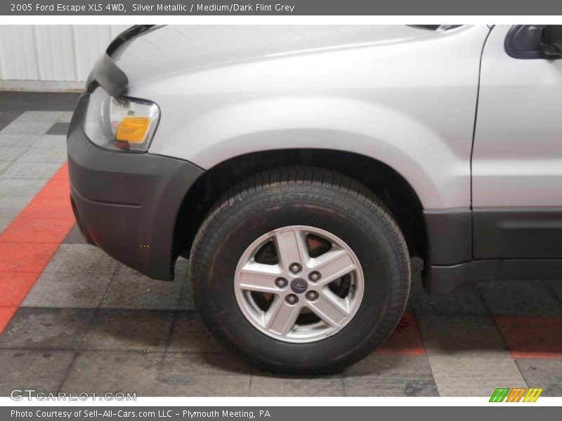 Silver Metallic / Medium/Dark Flint Grey 2005 Ford Escape XLS 4WD