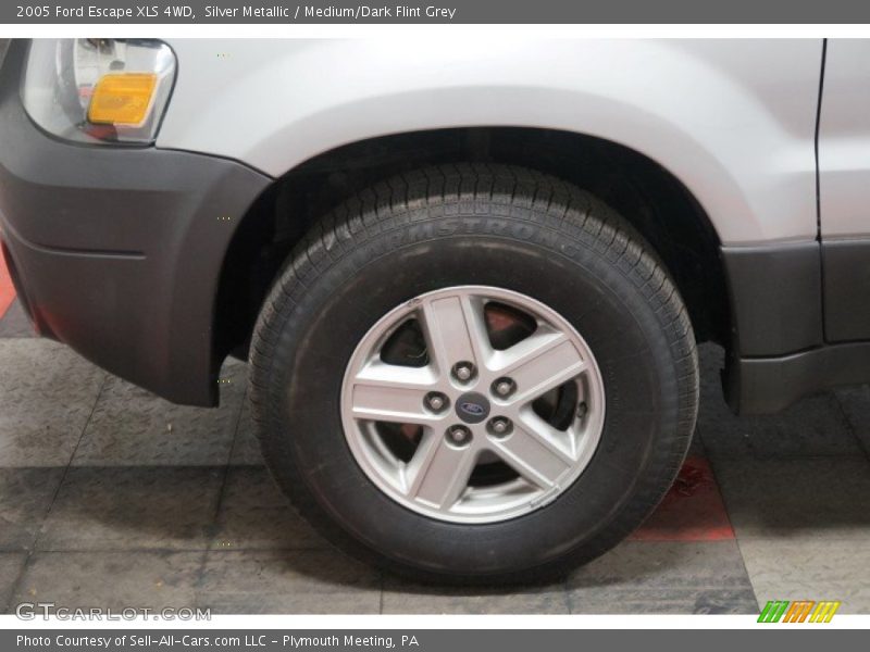 Silver Metallic / Medium/Dark Flint Grey 2005 Ford Escape XLS 4WD