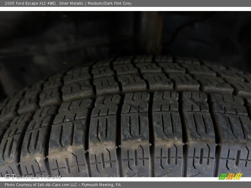Silver Metallic / Medium/Dark Flint Grey 2005 Ford Escape XLS 4WD