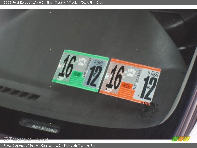 Silver Metallic / Medium/Dark Flint Grey 2005 Ford Escape XLS 4WD