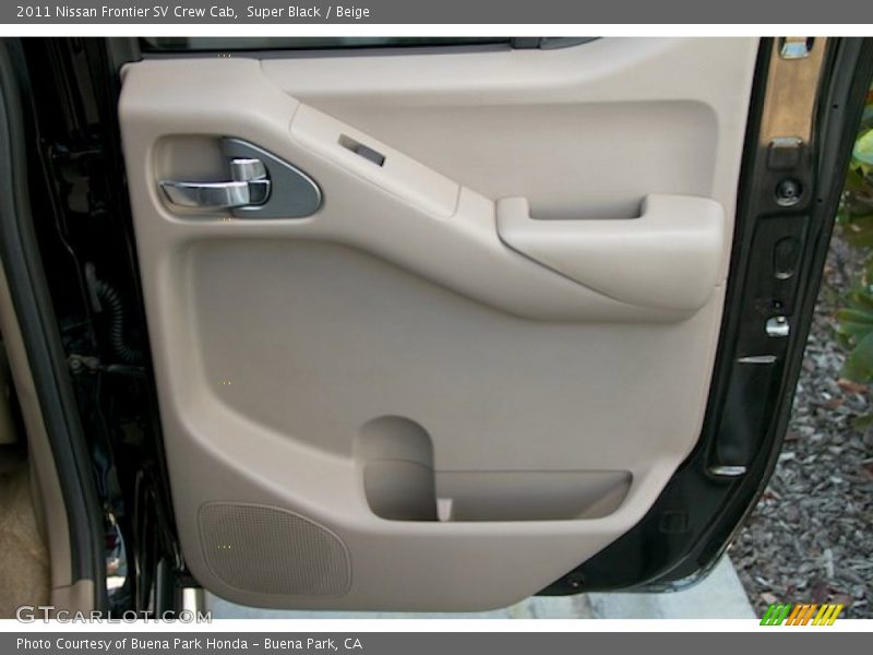 Super Black / Beige 2011 Nissan Frontier SV Crew Cab