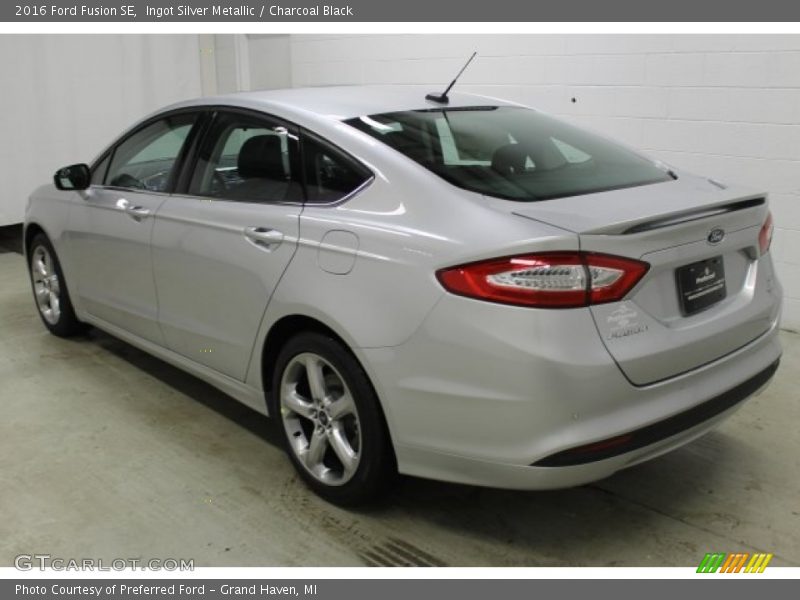 Ingot Silver Metallic / Charcoal Black 2016 Ford Fusion SE