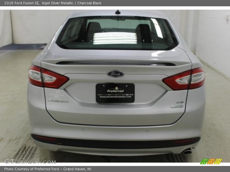 Ingot Silver Metallic / Charcoal Black 2016 Ford Fusion SE