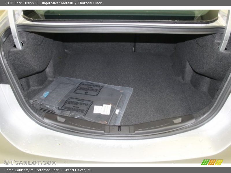 Ingot Silver Metallic / Charcoal Black 2016 Ford Fusion SE
