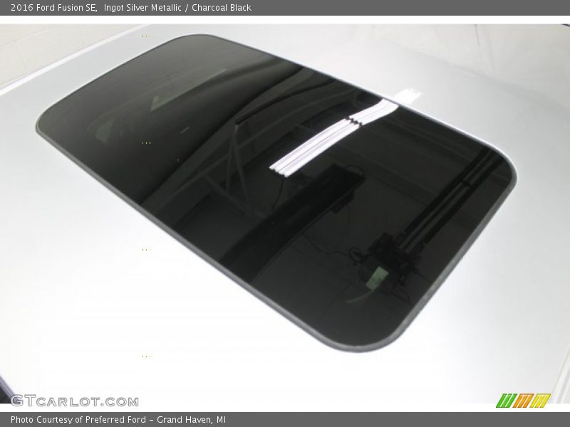 Ingot Silver Metallic / Charcoal Black 2016 Ford Fusion SE
