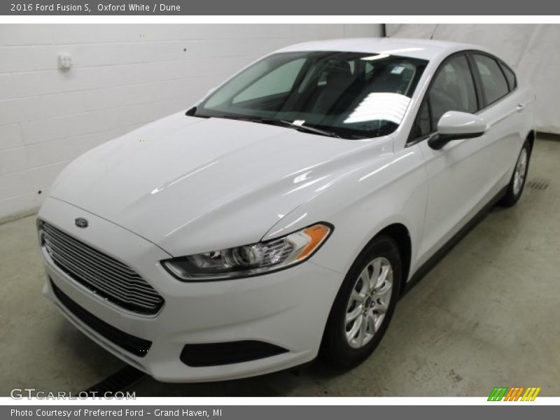Oxford White / Dune 2016 Ford Fusion S