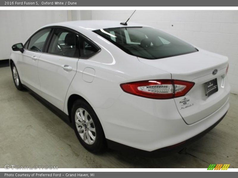 Oxford White / Dune 2016 Ford Fusion S