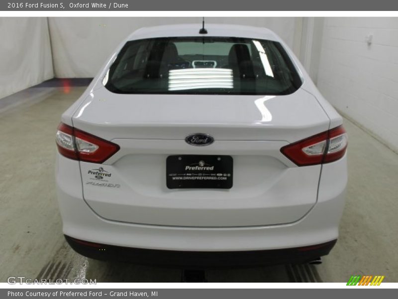 Oxford White / Dune 2016 Ford Fusion S