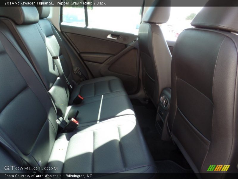 Pepper Gray Metallic / Black 2014 Volkswagen Tiguan SE