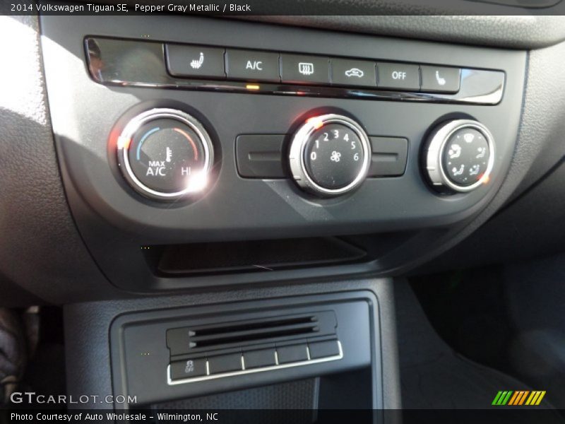 Pepper Gray Metallic / Black 2014 Volkswagen Tiguan SE