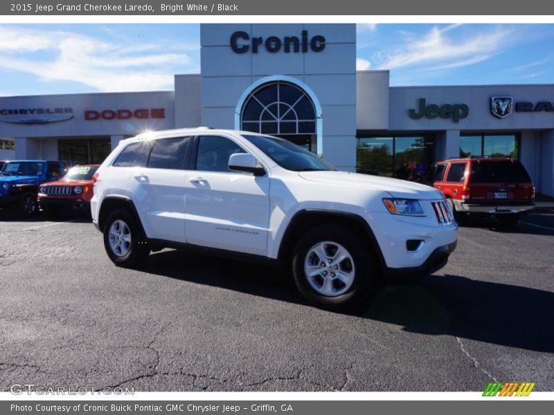 Bright White / Black 2015 Jeep Grand Cherokee Laredo