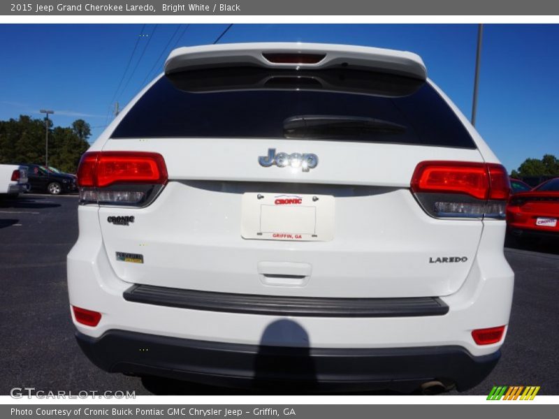 Bright White / Black 2015 Jeep Grand Cherokee Laredo