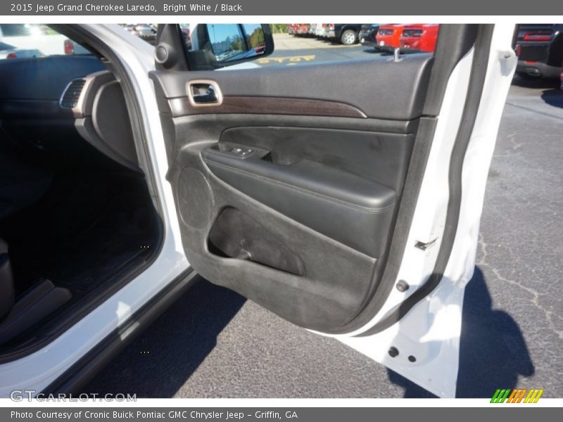 Bright White / Black 2015 Jeep Grand Cherokee Laredo