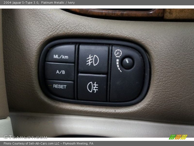 Platinum Metallic / Ivory 2004 Jaguar S-Type 3.0