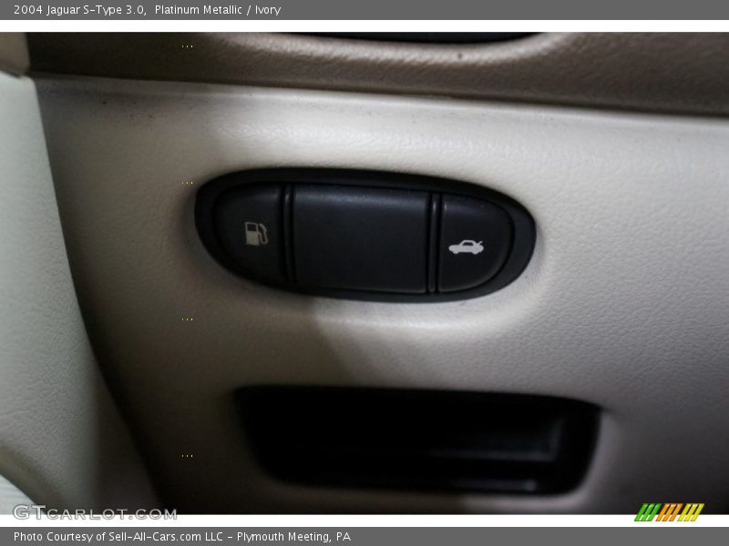 Platinum Metallic / Ivory 2004 Jaguar S-Type 3.0