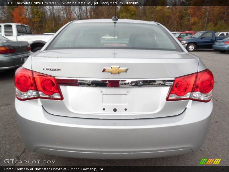 Silver Ice Metallic / Jet Black/Medium Titanium 2016 Chevrolet Cruze Limited LS