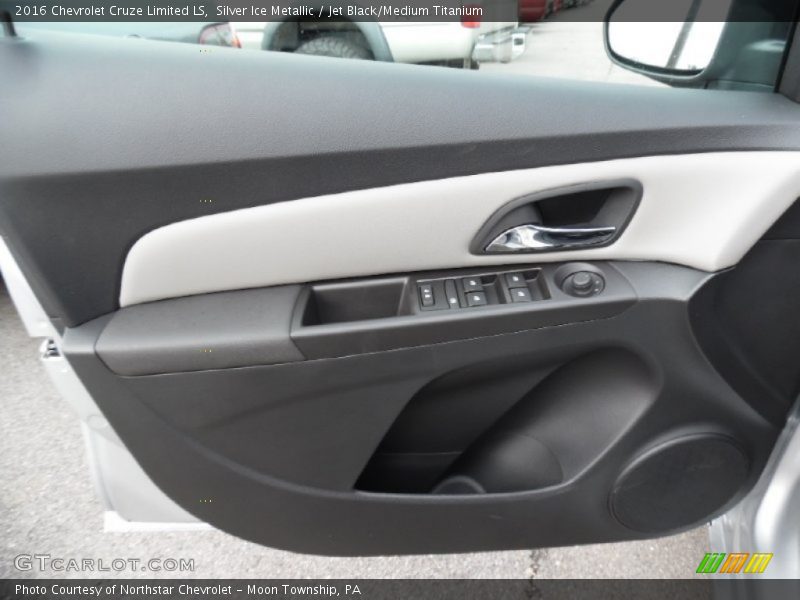 Silver Ice Metallic / Jet Black/Medium Titanium 2016 Chevrolet Cruze Limited LS