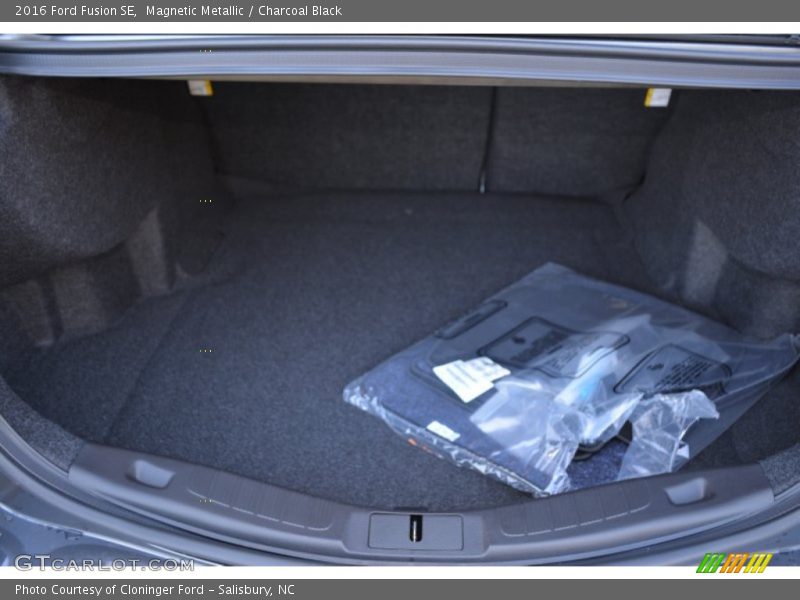 Magnetic Metallic / Charcoal Black 2016 Ford Fusion SE