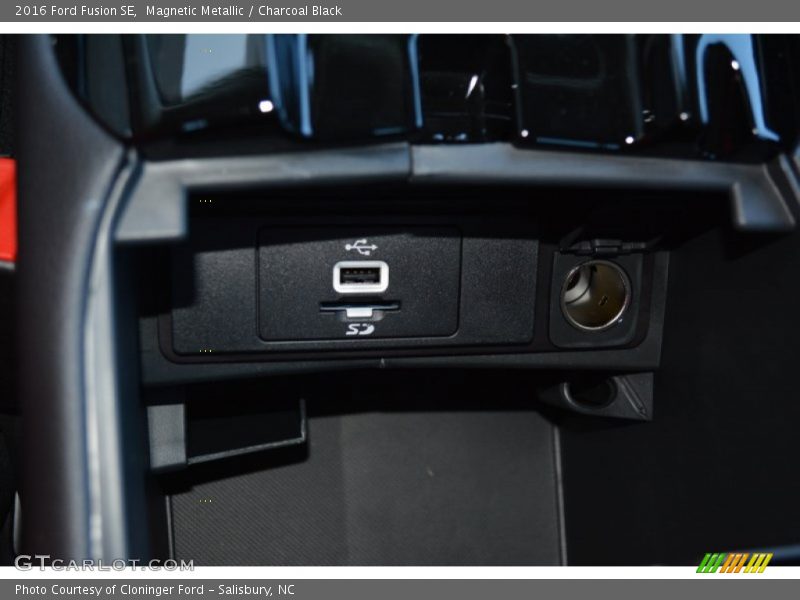Magnetic Metallic / Charcoal Black 2016 Ford Fusion SE