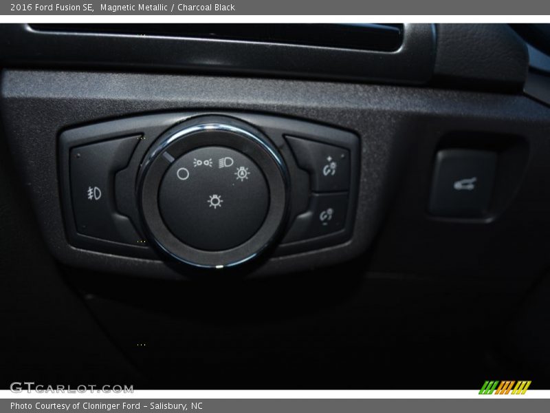 Magnetic Metallic / Charcoal Black 2016 Ford Fusion SE