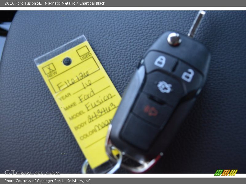 Magnetic Metallic / Charcoal Black 2016 Ford Fusion SE