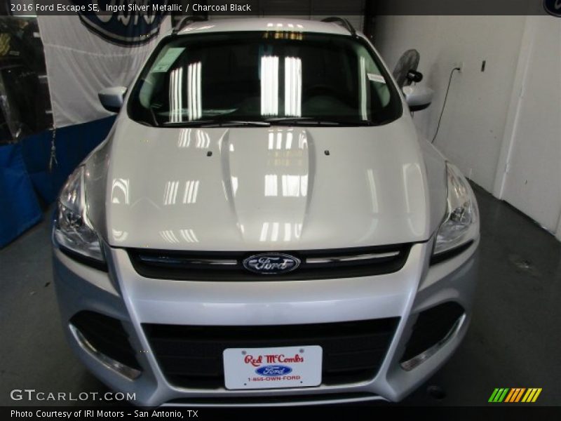 Ingot Silver Metallic / Charcoal Black 2016 Ford Escape SE