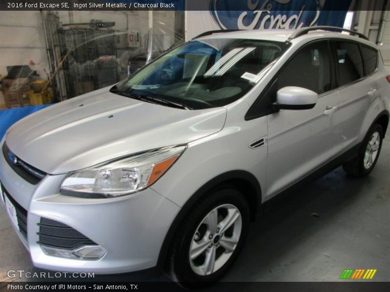 Ingot Silver Metallic / Charcoal Black 2016 Ford Escape SE