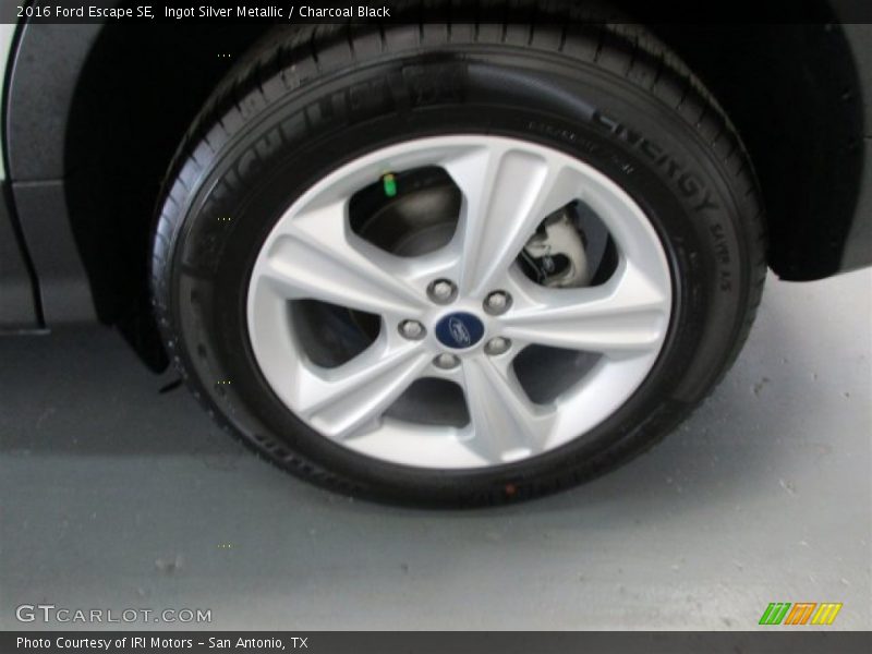 Ingot Silver Metallic / Charcoal Black 2016 Ford Escape SE