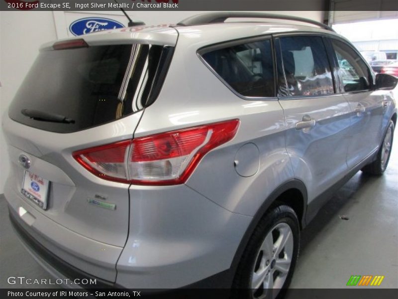 Ingot Silver Metallic / Charcoal Black 2016 Ford Escape SE