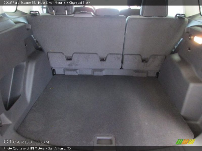 Ingot Silver Metallic / Charcoal Black 2016 Ford Escape SE