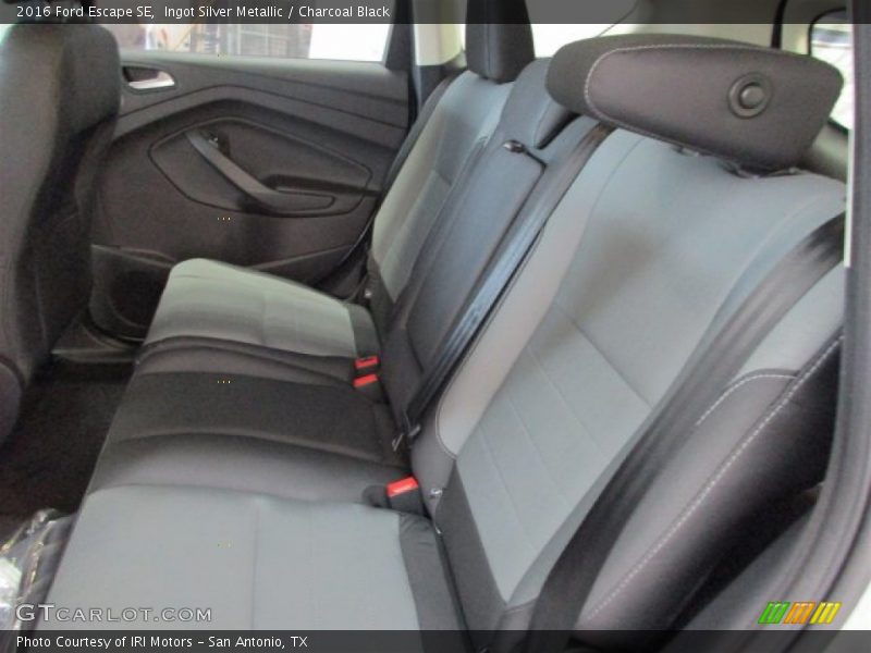 Ingot Silver Metallic / Charcoal Black 2016 Ford Escape SE