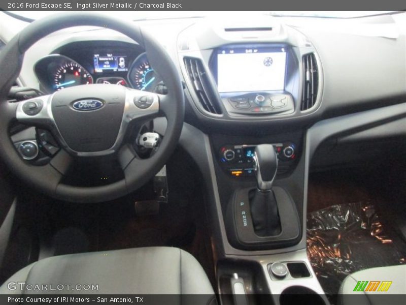 Ingot Silver Metallic / Charcoal Black 2016 Ford Escape SE