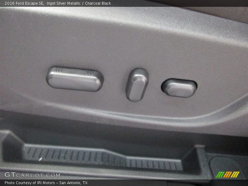 Ingot Silver Metallic / Charcoal Black 2016 Ford Escape SE