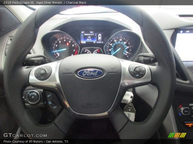 Ingot Silver Metallic / Charcoal Black 2016 Ford Escape SE