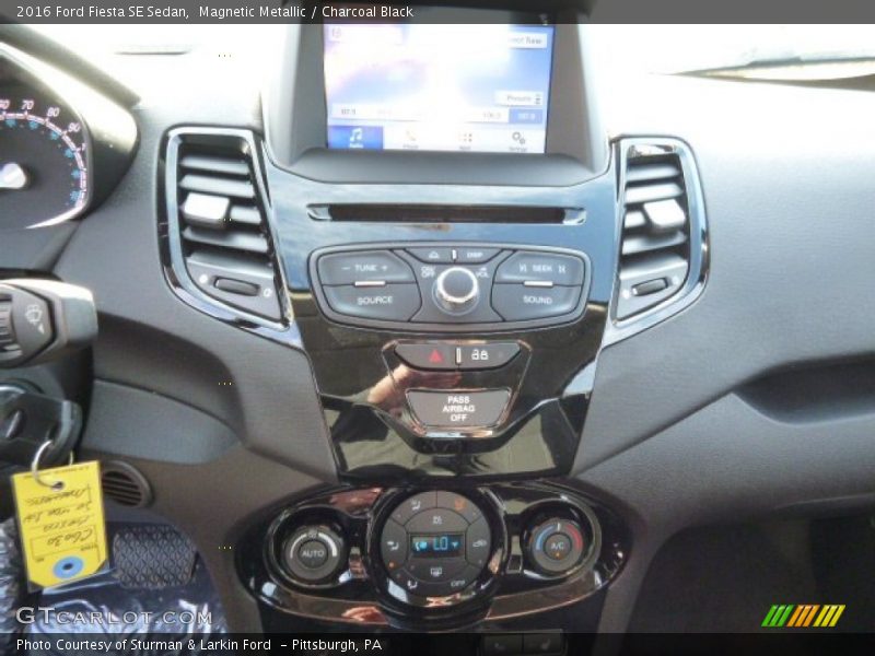 Magnetic Metallic / Charcoal Black 2016 Ford Fiesta SE Sedan
