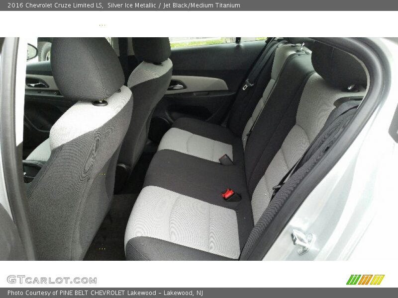 Silver Ice Metallic / Jet Black/Medium Titanium 2016 Chevrolet Cruze Limited LS