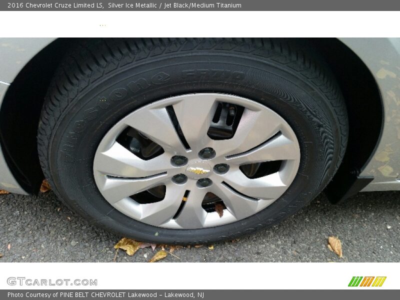 Silver Ice Metallic / Jet Black/Medium Titanium 2016 Chevrolet Cruze Limited LS