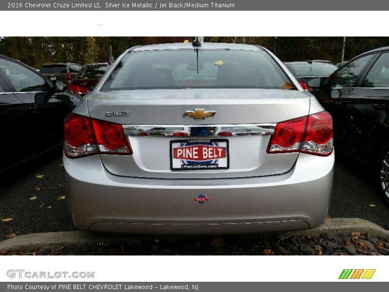 Silver Ice Metallic / Jet Black/Medium Titanium 2016 Chevrolet Cruze Limited LS